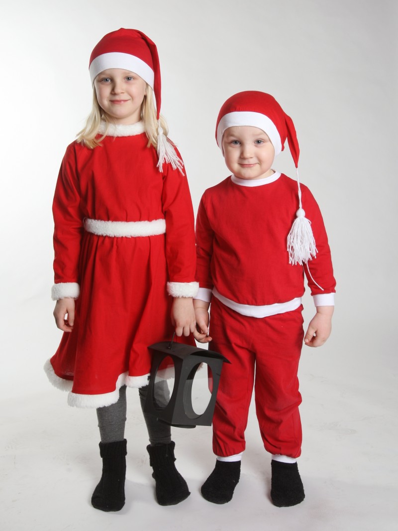 Elin, 6 år och Viktor Sandström, 3 år 8 månader, Holmsund, hälsar god jul och gott nytt år till alla nära och kära.
